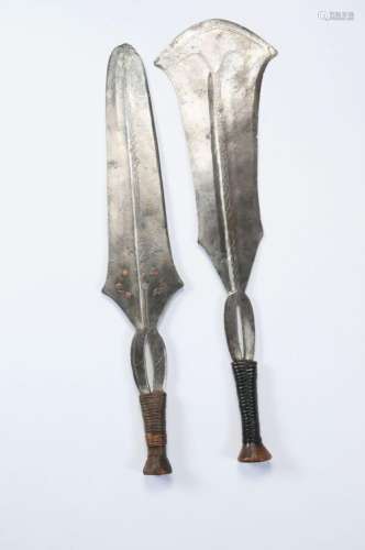 Lot de deux épées courtes  Ngbandi 56 et 55 cm. La lame en f...