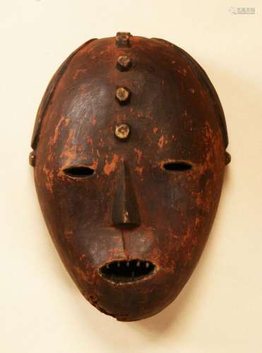 Masque, arborant cinq scarifications circulaires sur le fron...