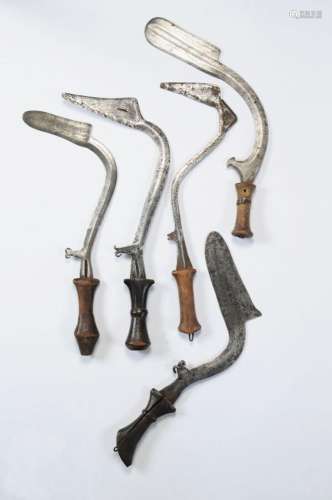 Lot de cinq couteaux de jet de forme sinueuse, Banda, 43 cm