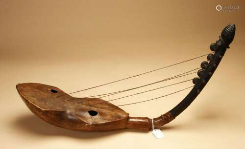 Harpe à 5 cordes, le manche décoré d'une tête, les yeux incr...