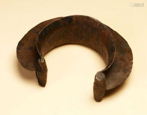 Torque en cuivre , 21 cm de large, 8,5 cm de hauteur,Mongo