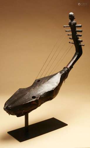 Harpe à cinq cordes , le manche sculpté d'un personnage fémi...