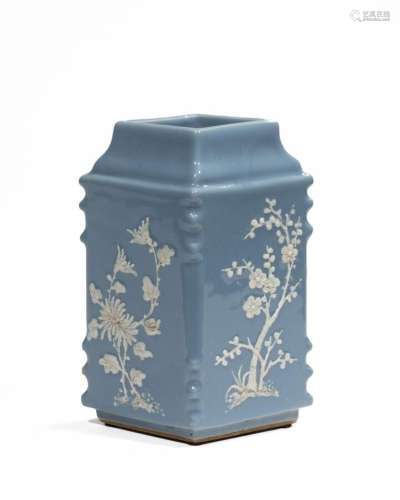 Vase en céramique bleue en forme de losange à décor de fleur...