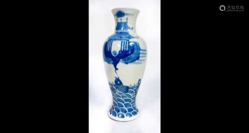 Vase balustre à décor en bleu sous couverte d'une carpe parm...