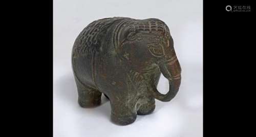 Petite statuette en bronze représentant un éléphant . <br />...
