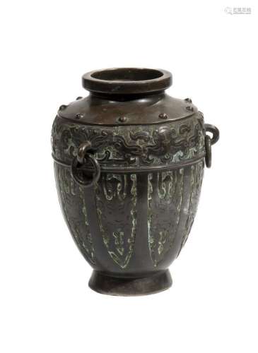 Vase en bronze de style archa?que à trois anses , à décor de...