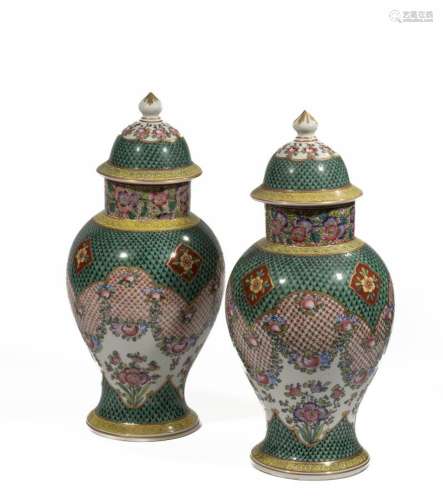 Paire de vases balustres couverts, à décor polychromes de fr...