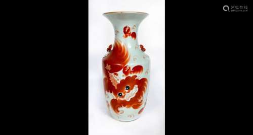 Grand vase en porcelaine à décor d'un lion shishi rouge sur ...