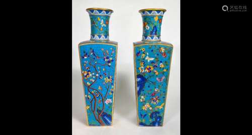 Paire de vases en émaux cloisonnés polychromes à décor de fl...