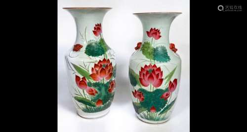 Paire de vases balustres à décor de fleur de lotus sur fond ...