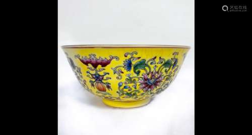 Bol en porcelaine à décor floral sur fond jaune, l'intérieur...