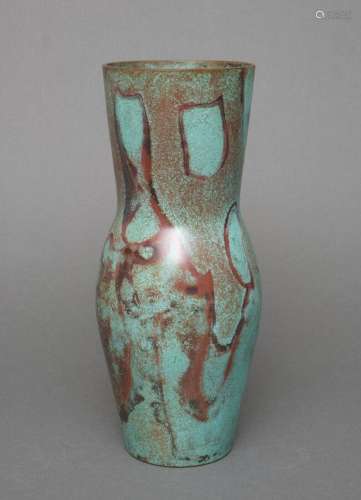 Vase  en bronze patiné brun clair avec un col en forme de c?...