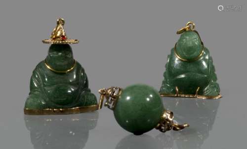 Ensemble de deux pendentifs en jade représentant bouddha ass...