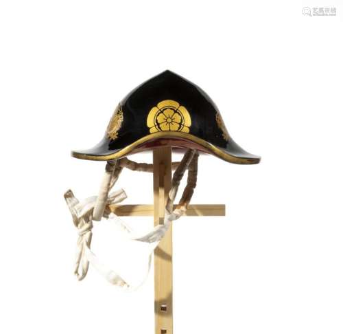 Chapeau de samurai  laqué noir, à décor de dragons  laqué or...
