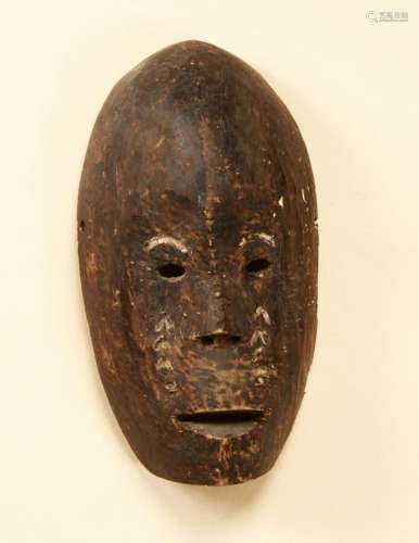 NGBAKA, RDC, Masque en bois à visage scarifié en forme de ch...