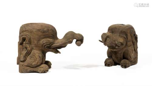 Paire de deux larges éléphants baku en bois, provenant 'un t...
