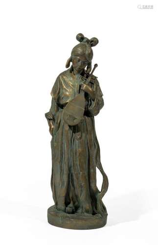 Grande figure en bronze d'une jeune femme en tenue typique d...