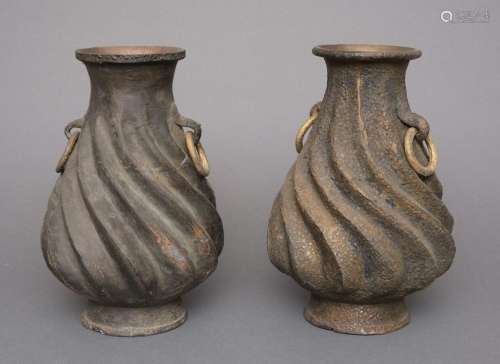Paire de vases en métal à la surface  rugueuse en forme de s...