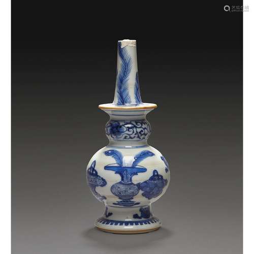 VASE ASPERSOIRen porcelaine, à décor en bleu sous couverte d...