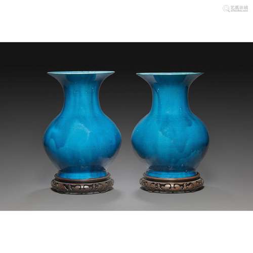 PAIRE DE VASES BALUSTRESen porcelaine émaillée bleu turquois...