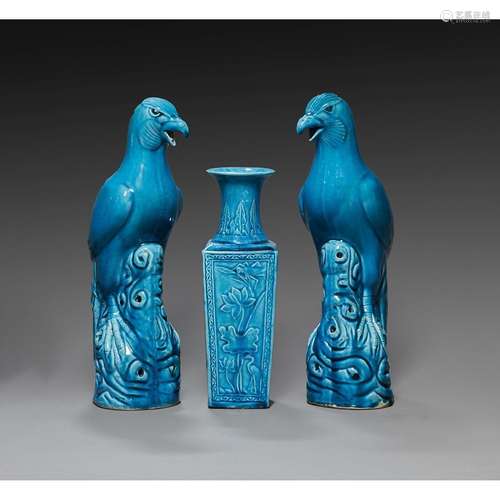 SUITE DE TROIS PIÈCESen porcelaine émaillée bleu turquoise, ...