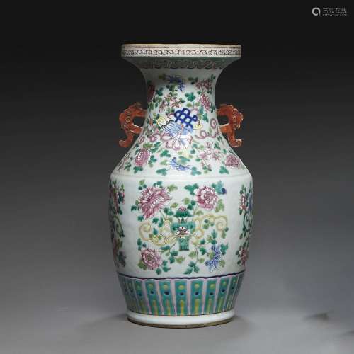 VASE BALUSTREen porcelaine et émaux polychromes dans le styl...