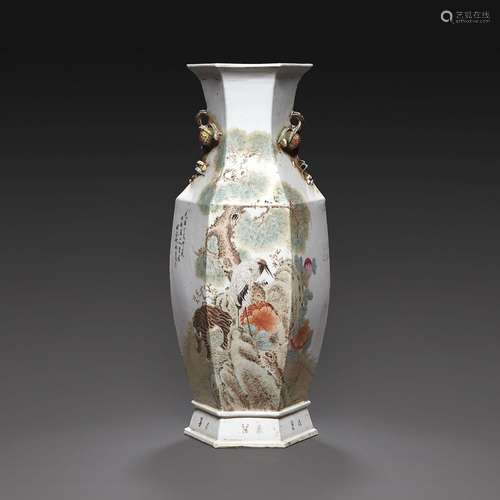 GRAND VASE HEXAGONALen porcelaine et émaux Qianjiangcai, à d...