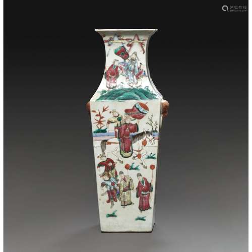 VASE QUADRANGULAIREen porcelaine et émaux polychromes dans l...