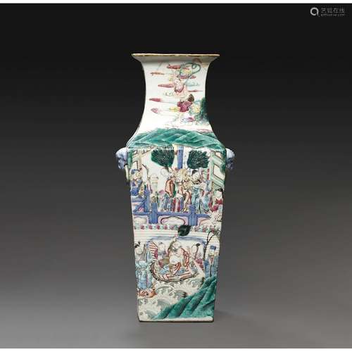 VASE QUADRANGULAIREen porcelaine et émaux polychromes dans l...