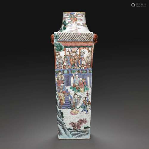 GRAND VASE QUADRANGULAIREen porcelaine et émaux polychromes ...