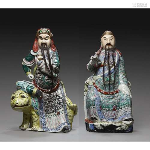 SUITE DE DEUX STATUETTES DE GARDIENSen porcelaine et émaux p...