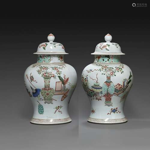 PAIRE DE POTICHESen porcelaine et émaux polychromes dans le ...