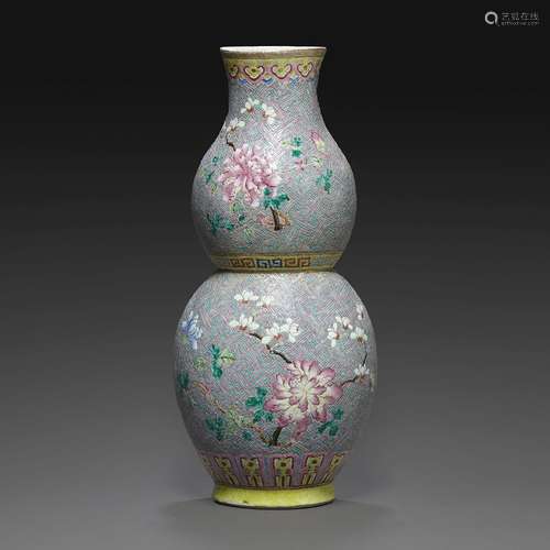 GRAND VASE D'APPLIQUEen forme de double gourde, en porcelain...