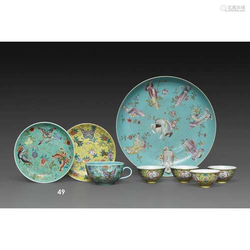 SUITE DE TROIS PIÈCESen porcelaine et émaux polychromes dans...