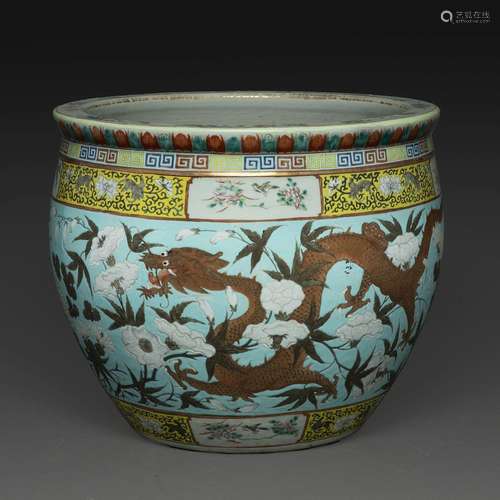 VASQUE À POISSONSen porcelaine et émaux polychromes dans le ...