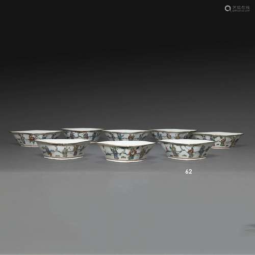 SUITE DE QUATRE RAVIERS EN FORME DE COQUILLAGEen porcelaine ...