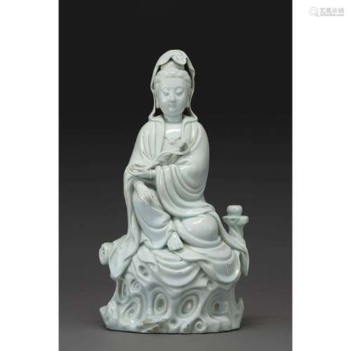 STATUETTE DE GUANYINen porcelaine émaillée blanc-de-Chine, r...