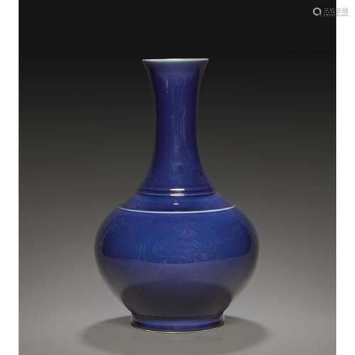 GRAND VASE SHANGPINGen porcelaine émaillée bleu nuit, dit 'J...