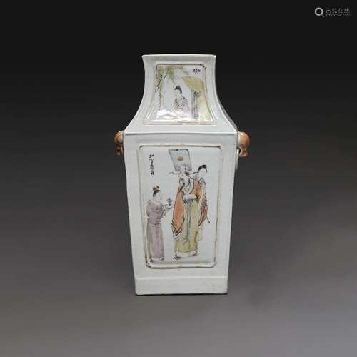 VASE QUADRANGULAIREen porcelaine et émaux polychromes dans l...