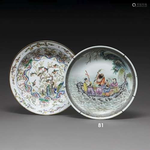 GRAND PLATen porcelaine et émaux polychromes dans le style d...