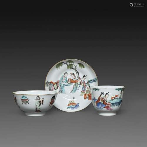 SUITE DE TROIS PIÈCESen porcelaine et émaux polychromes dans...