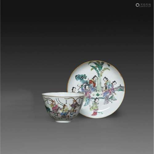 COUPE ET PRÉSENTOIRen porcelaine, émaux polychromes dans le ...