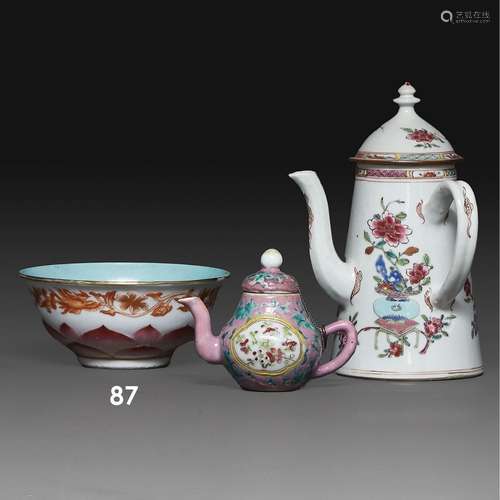 BOLen porcelaine et émaux polychromes dans le goût de la fam...