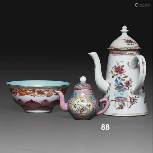 SUITE DE DEUX PIÈCESen porcelaine et émaux polychromes de la...