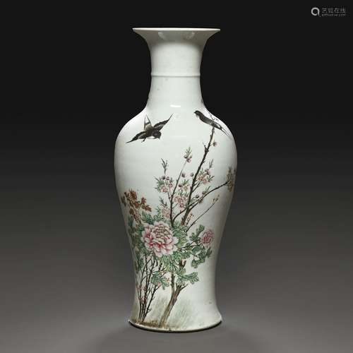 GRAND VASE BALUSTREen porcelaine et émaux polychromes dans l...