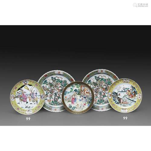 PAIRE D'ASSIETTESen porcelaine et émaux famille rose, à déco...