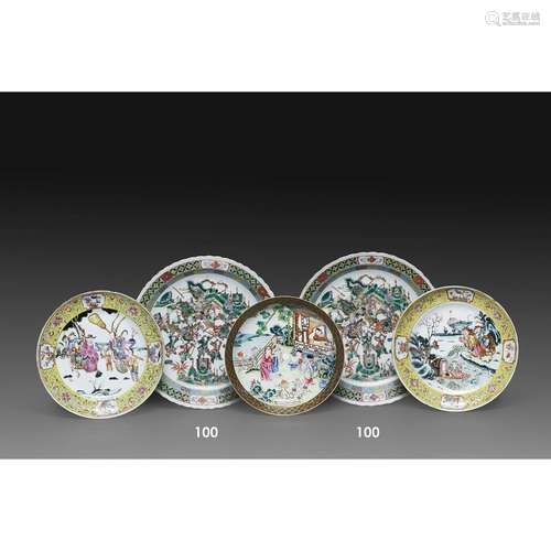 PAIRE D'ASSIETTES FLORIFORMESen porcelaine et émaux polychro...