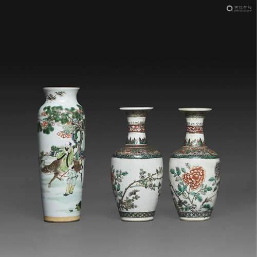 PETIT VASE ROULEAUen porcelaine et émaux polychromes dans le...