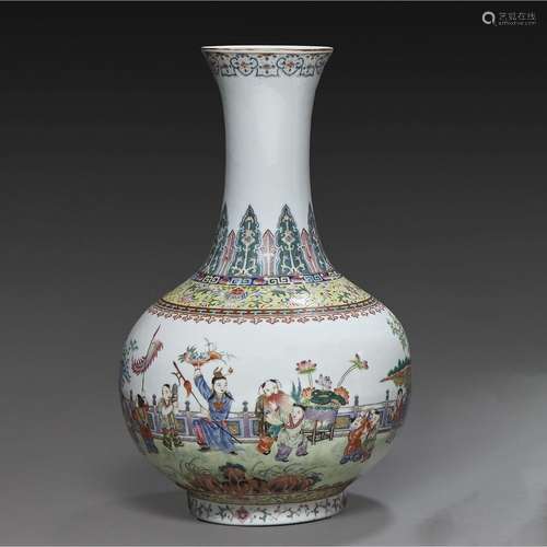 VASE À PANSE OVOÏDEen porcelaine et émaux polychromes dans l...