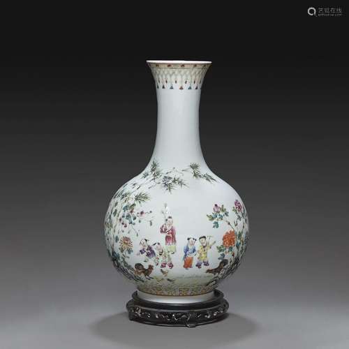 VASE TIANQIUPINGen porcelaine et émaux polychromes dans le s...